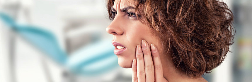 What are the symptoms of an infected wisdom tooth?