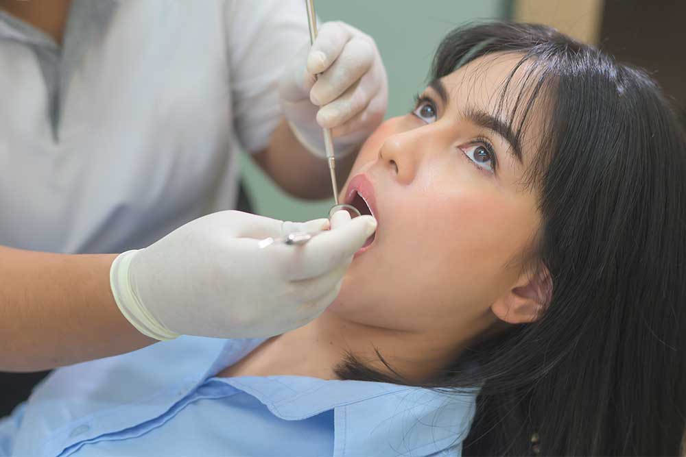 Wisdom teeth removal treatment by oral surgeon