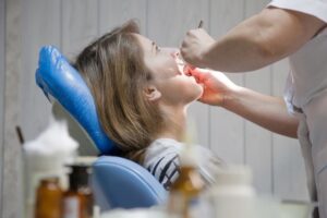 Wisdom teeth extraction treatment procedure with dentist removing impacted wisdom tooth for safe and painless dental care
