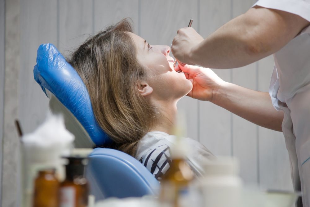 Wisdom teeth extraction treatment procedure with dentist removing impacted wisdom tooth for safe and painless dental care